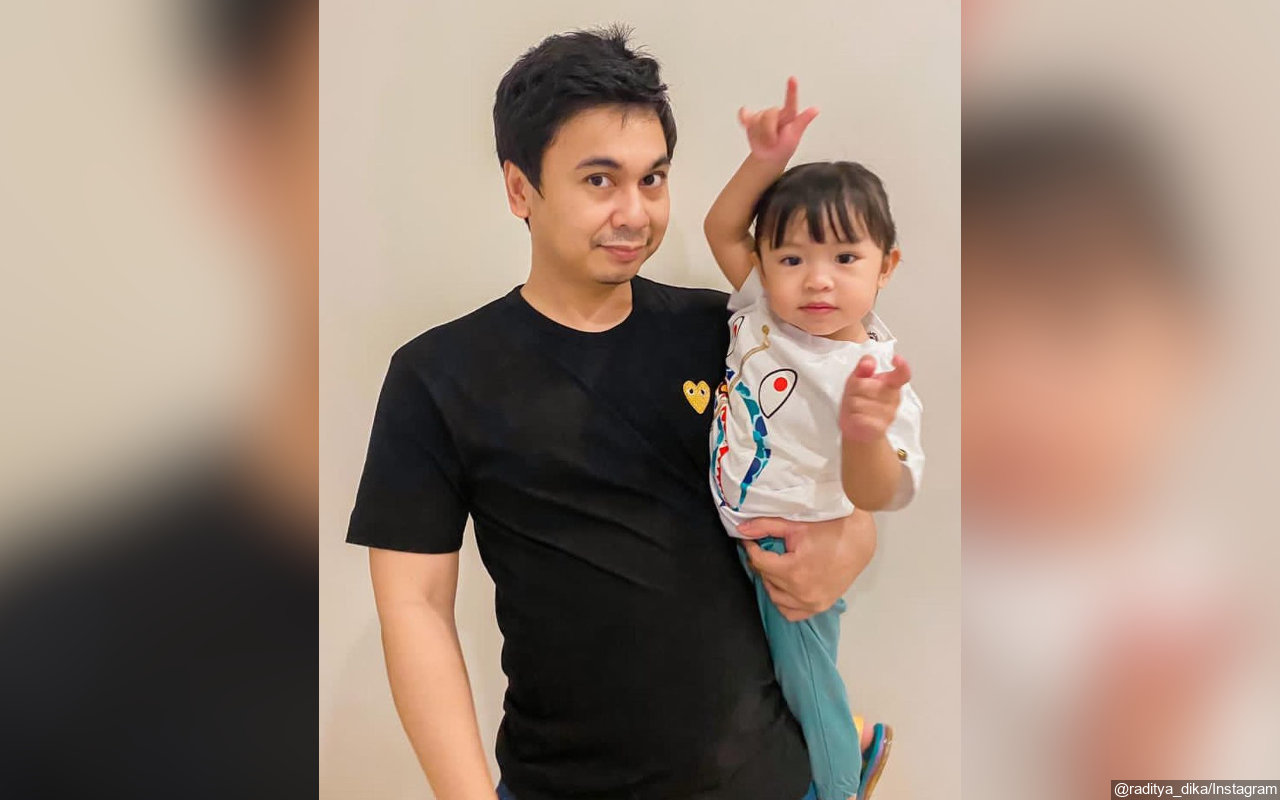 Sultan Banget! Raditya Dika dan Istri Beri Kado Saham Untuk Ultah Ke-2 Putrinya