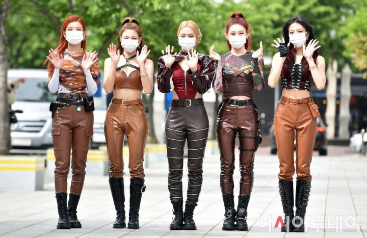 Outfit Kece ITZY Tuai Pro Kontra, Bodi Tak Nyata Curi Fokus