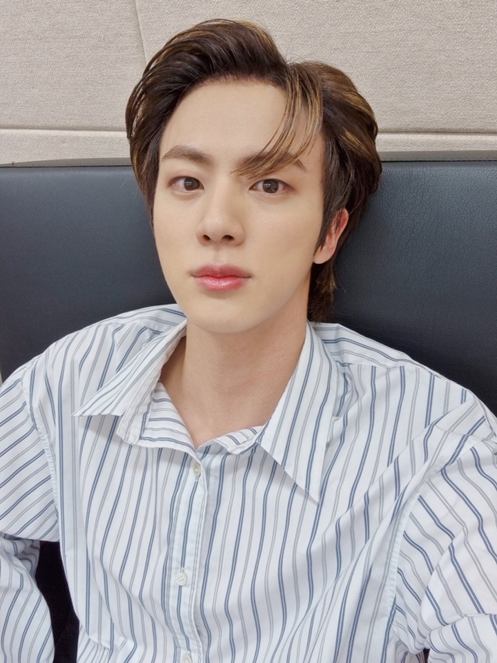 Gantengnya Kelewatan, Selfie Baru Jin BTS Bikin Jantungan Tengah Malam 1