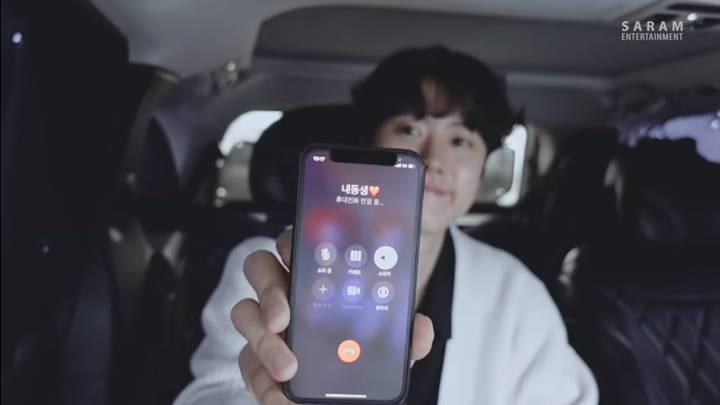 Gong Myung menunjukkan nama kontak Doyoung NCT di ponselnya