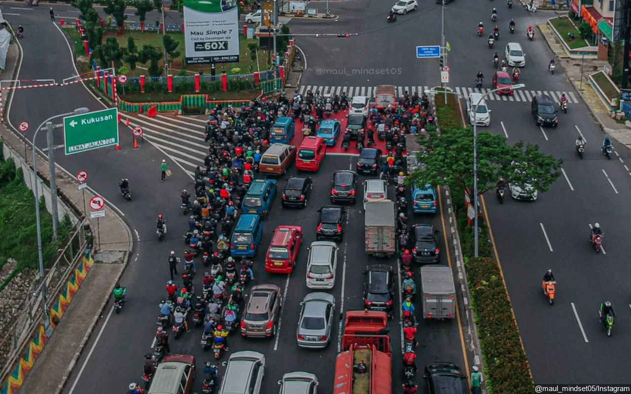 Ragam Cara Nekat Mudik di Tengah Larangan, Naik Ambulans Sampai Bak Pikap Ditutup Terpal