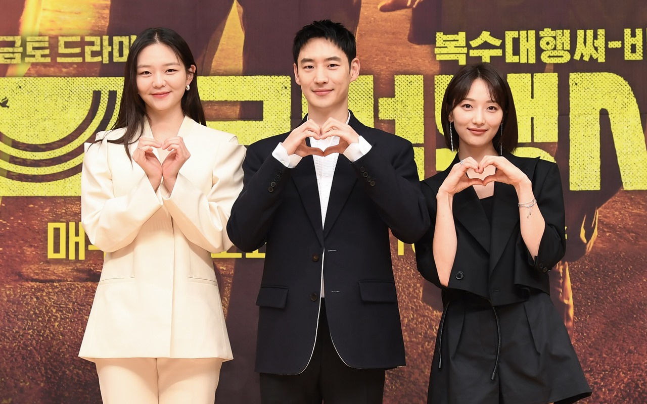 Esom terlihat yang memperkenalkan karakternya. Lee Je Hoon tampak malu ketika direkam kamera di balik layar. Sedangkan Pyo Ye Jin membahas kemampuannya memakai komputer.