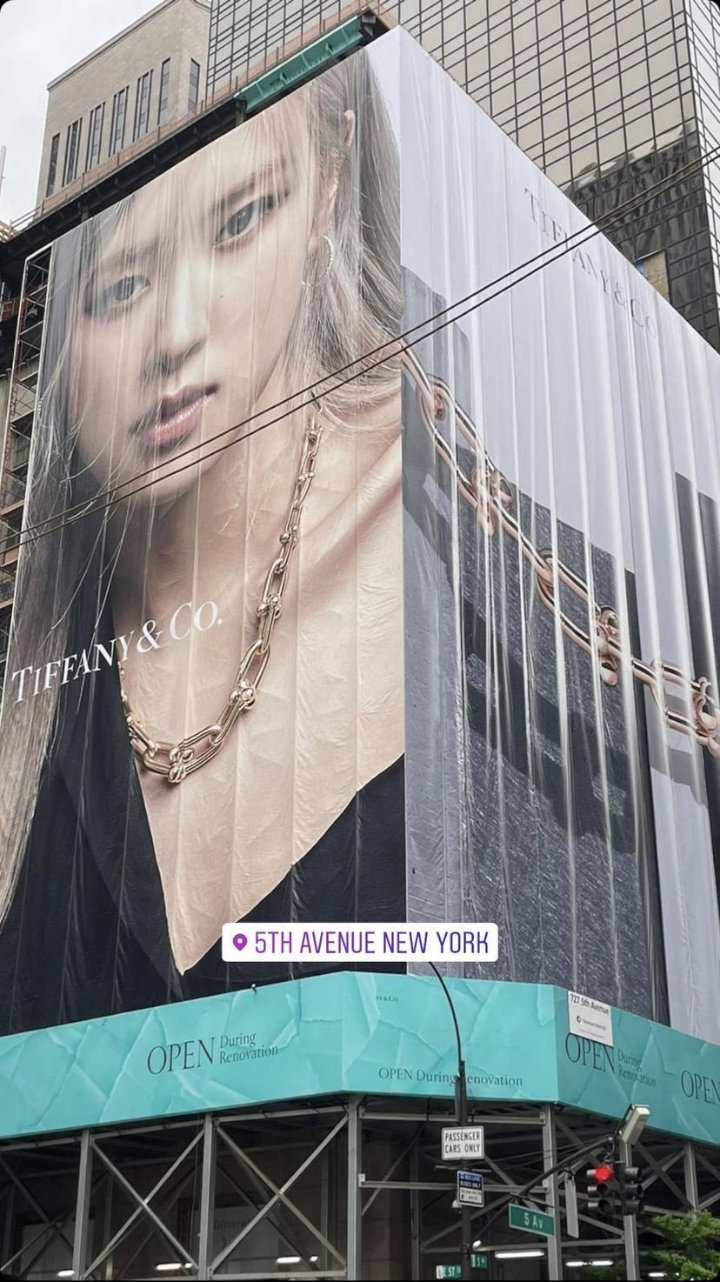 Wajah Cantik Rose Terpampang di Gedung Utama Tiffany & Co. dan Bikin Netizen Bangga