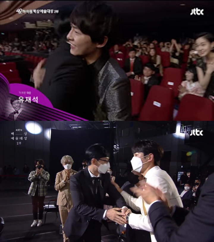 Baeksang Arts Awards 2021: Momen Manis Song Joong Ki dan Yoo Jae Seok Jadi Perbincangan