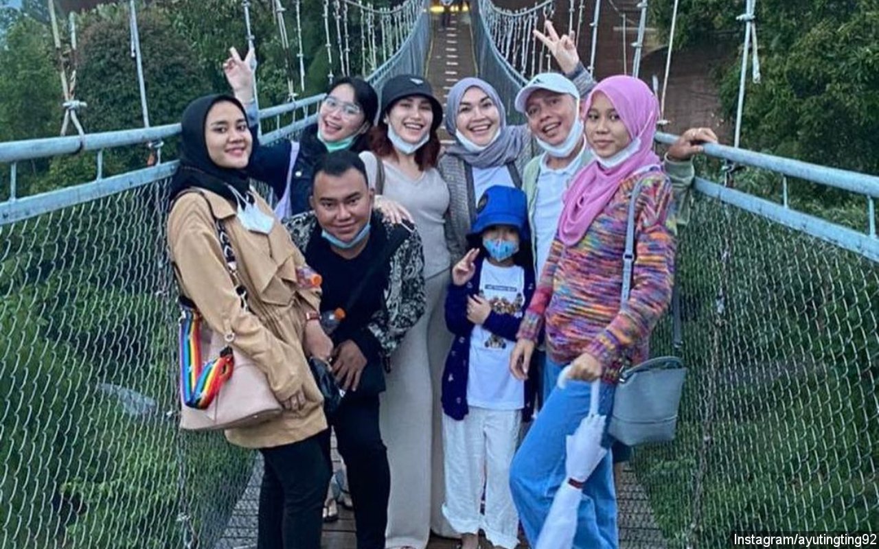 Ayu Ting Ting Dikira Langgar Larangan Mudik, Caption Ibu 'Nikmati Rejeki Anak' Bikin Miris