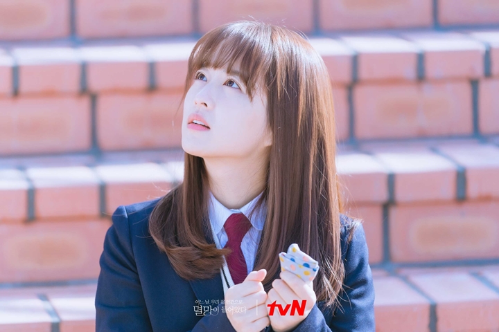 Park Bo Young Pakai Seragam Sekolah di \'Doom at Your Service\', Netizen Soroti Umur