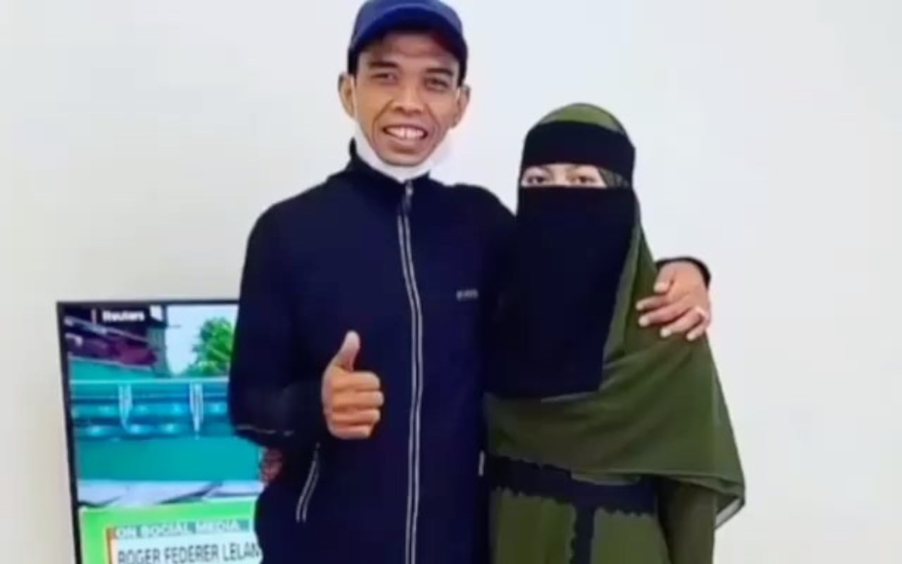 Potret Ustaz Abdul Somad dan Istri Cantik Saat Lebaran Perdana Dipuji, Sikap Pada Sang Putra Disorot