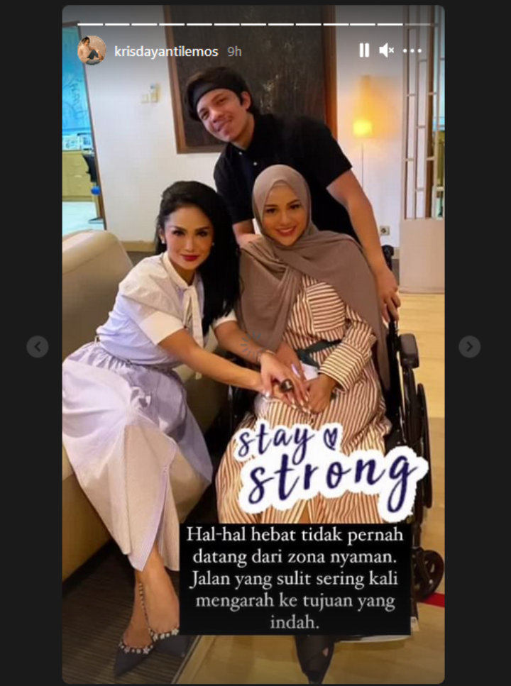 Krisdayanti Bagikan Foto Aurel Hermansyah di Kursi Roda Pasca Keguguran, Beri Nasihat Ini