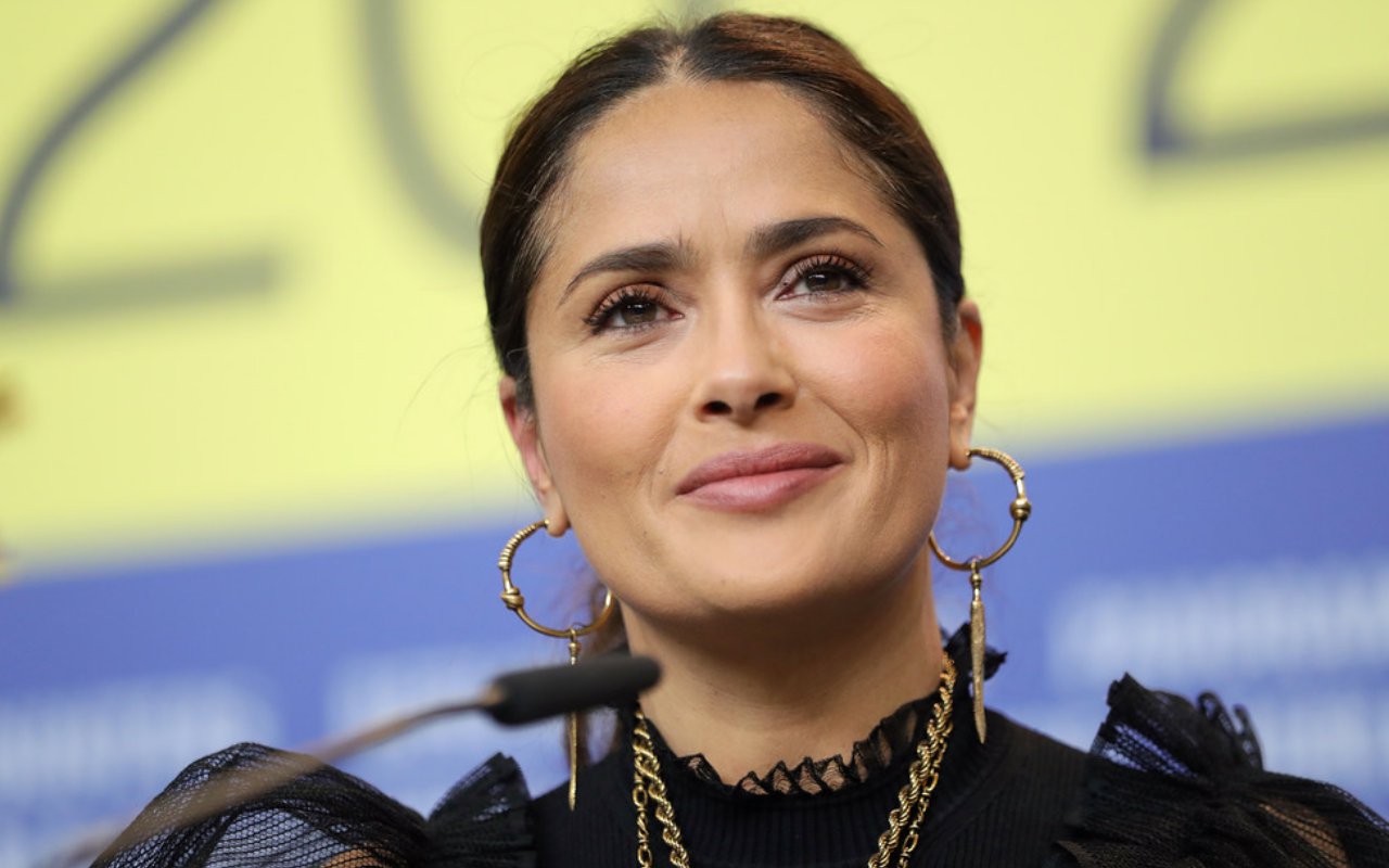 Salma Hayek Akui Hampir Meninggal Pasca Berjuang Sembuh Dari Covid-19