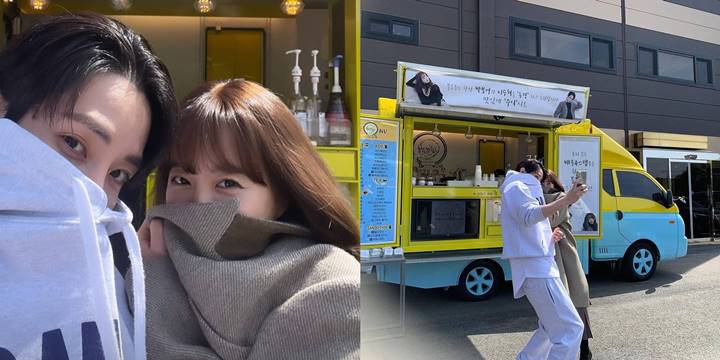 Lee Soo Hyuk dan Park Bo Young berfoto bersama dengan kiriman truk makanan mereka