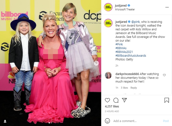 BBMA 2021: Terima Icon Awards, Pink Gandeng Kedua Anaknya Berjalan Di Atas Red Carpet