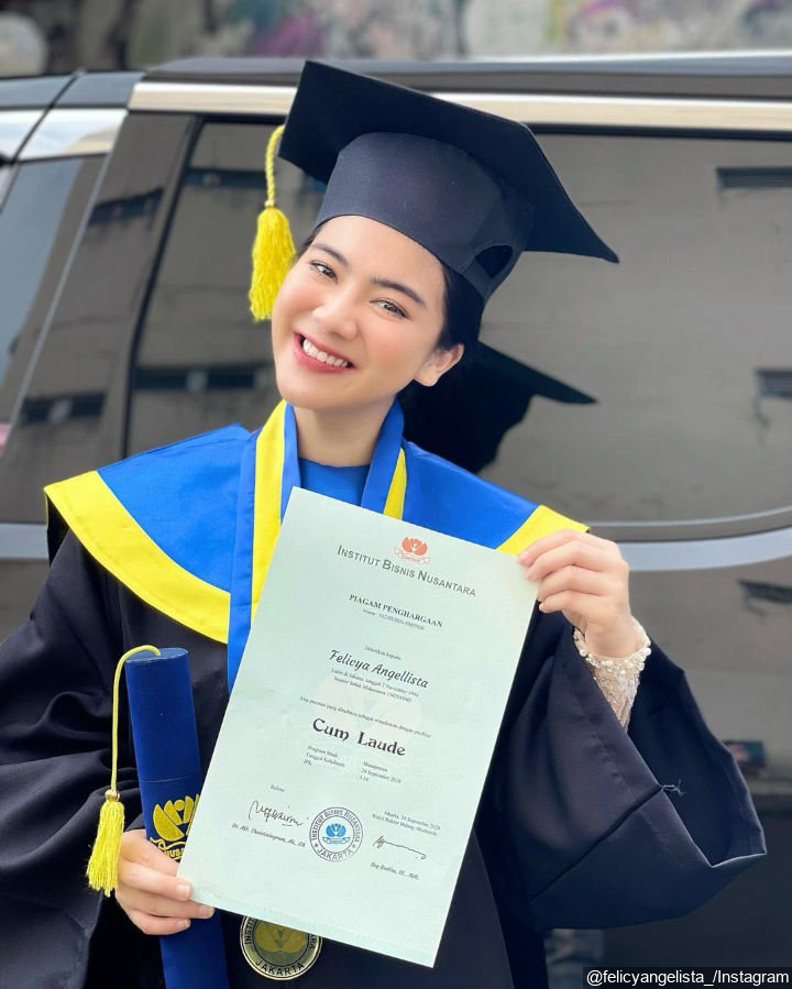 Kebahagiaan Felicya Angelista Jadi Sarjana