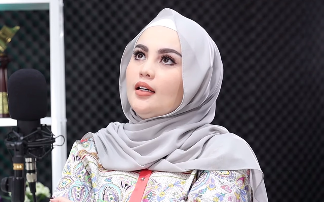 Jennifer Dunn Akui Lelah Dikaitkan dengan Kabar Poligami Uje, Bantah Jadi Istri Ketiga?