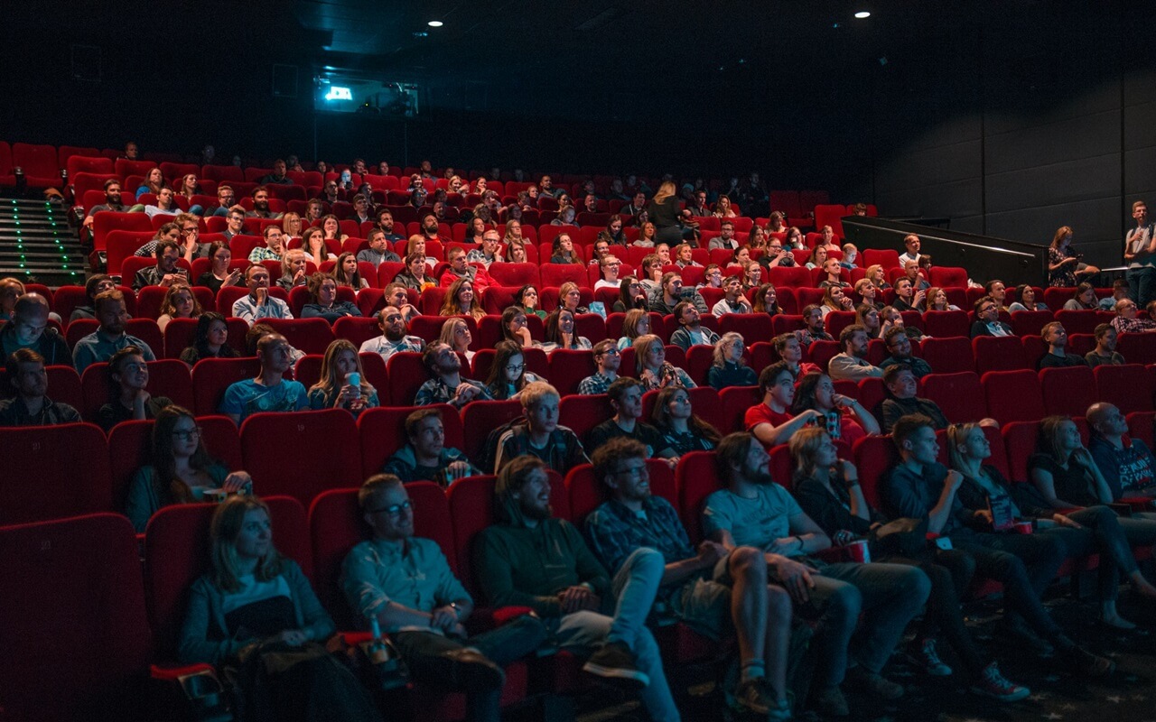 Warga AS yang Sudah Divaksin Penuh Tak Perlu Pakai Masker di Bioskop