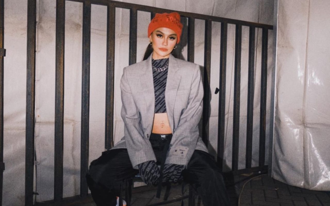 Agnez Mo Pamer Pose Seksi, Tato Ngintip di Paha Bikin Salfok Sampai Artis Ini Ngira Barcode