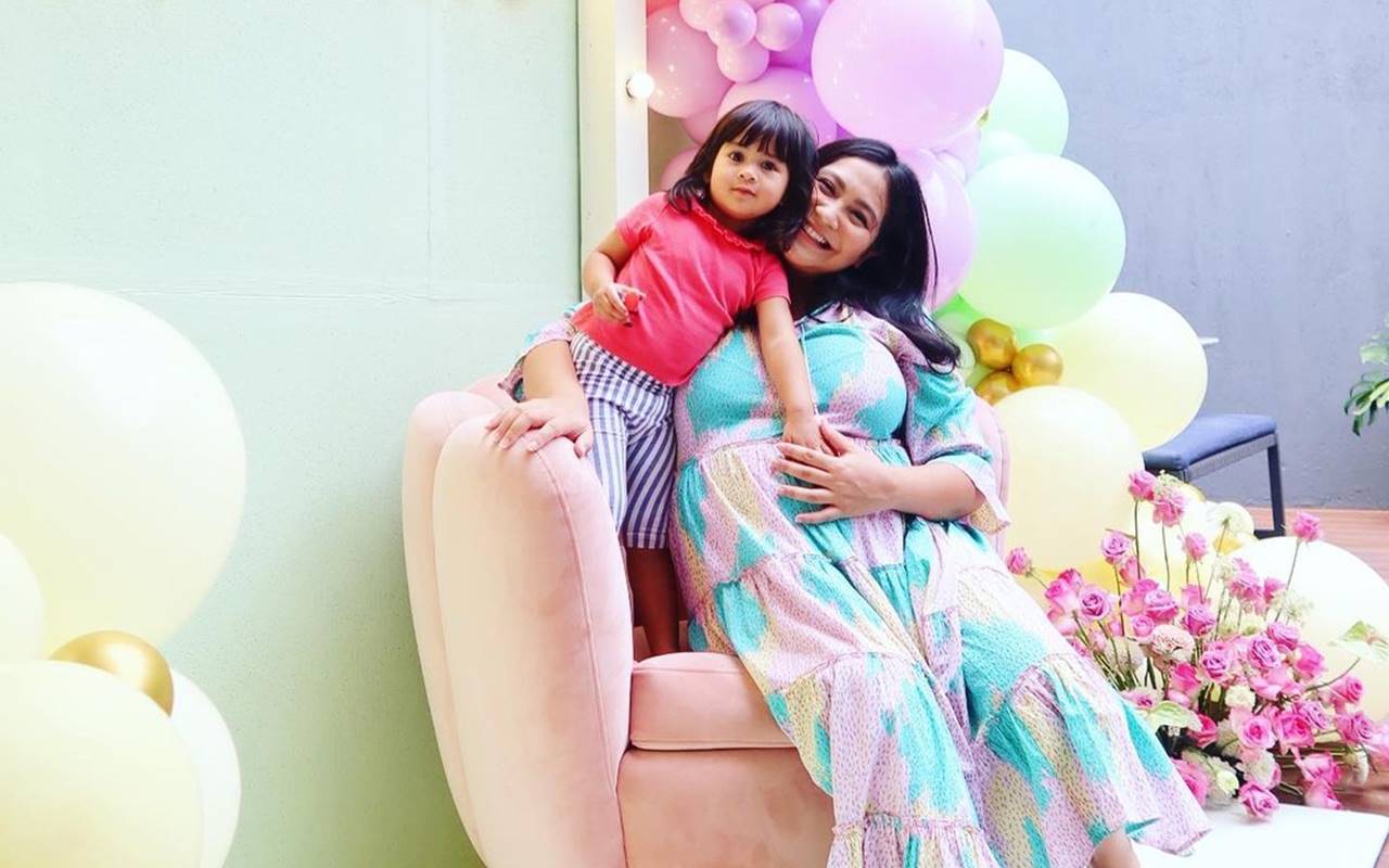 Marsha Tengker Beber Respons Taktil Kedua Putrinya Saat Bermain Pasir