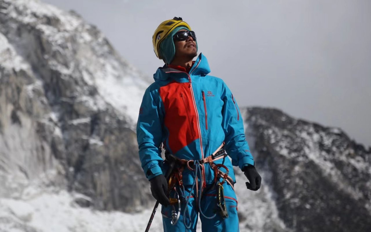 Pendaki Tunanetra Asal Tiongkok Taklukkan Puncak Everest, Jadi yang Pertama di Asia