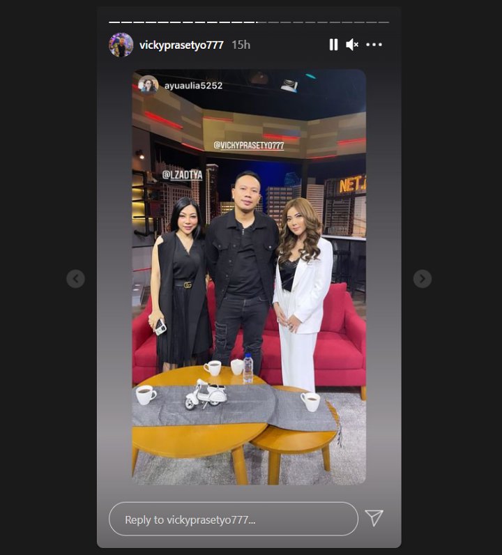 Vicky Prasetyo \'Gandeng\' 2 Wanita, Kalina Oktarani Mencoba Tegar?