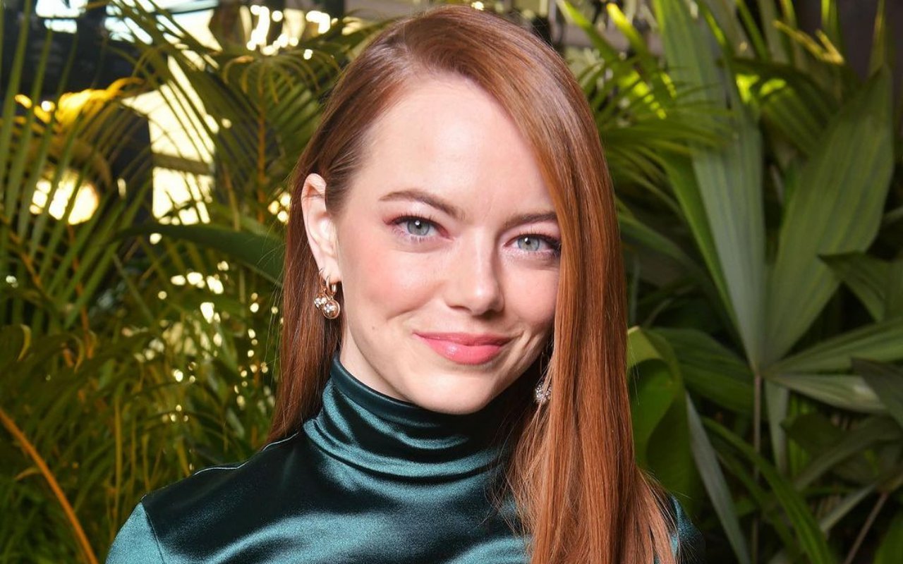 Emma Stone Jawab Rumor Bahunya Patah Saat Nonton Konser Spice Girls
