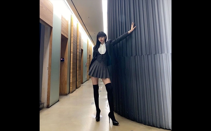 Lisa memadukan rok dan blazer didominasi warna hitam