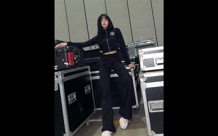 Lisa padukan celana high waist dan croptop hitam