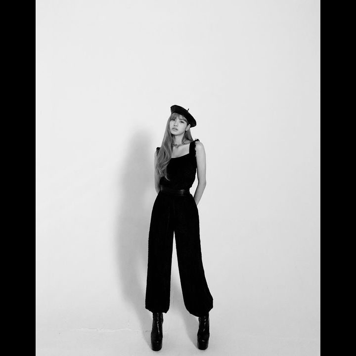 Tak kalah kece, jumpsuit hitam nuansa gothic ala Lisa!