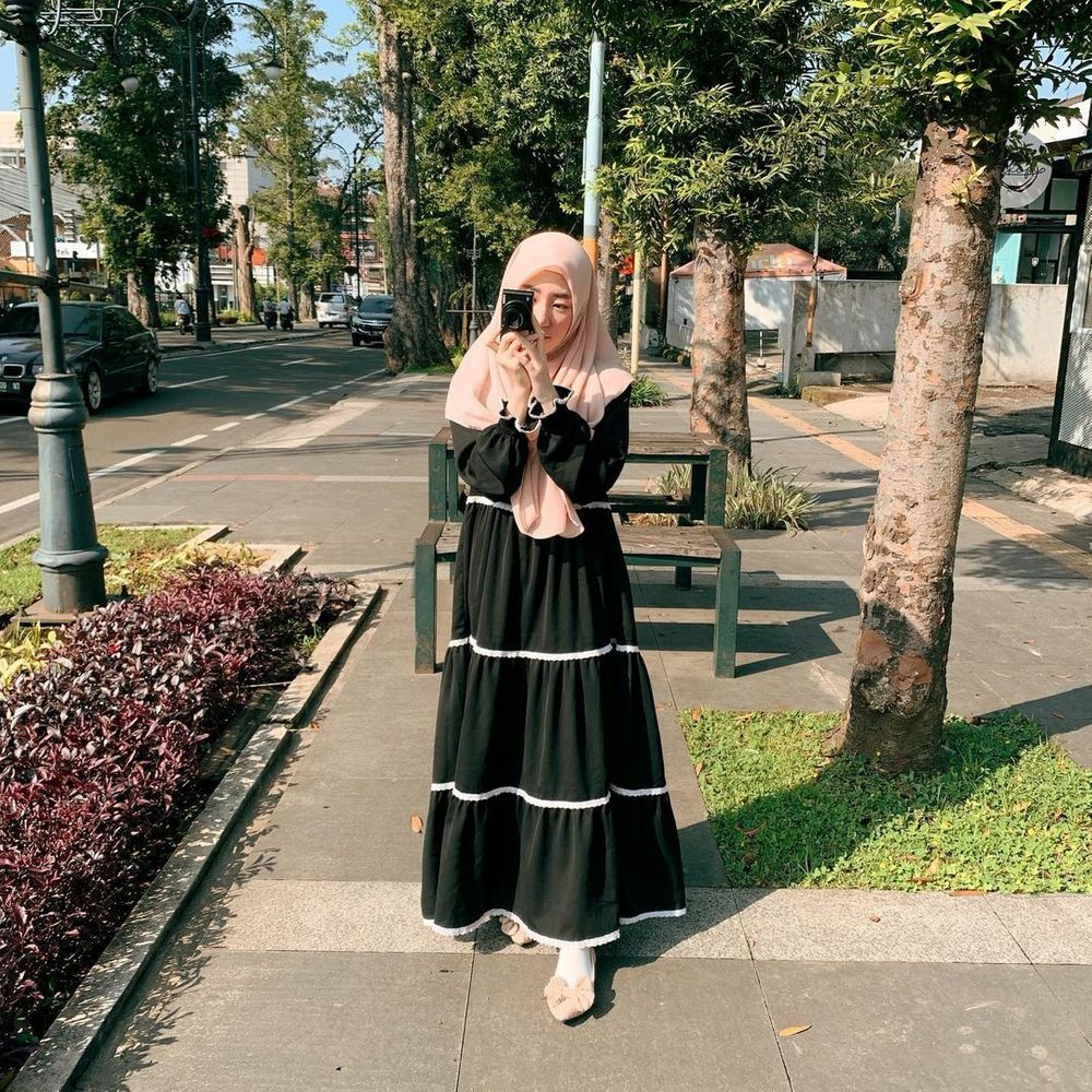Larissa Chou padukan gamis gelap dengan hijab terang