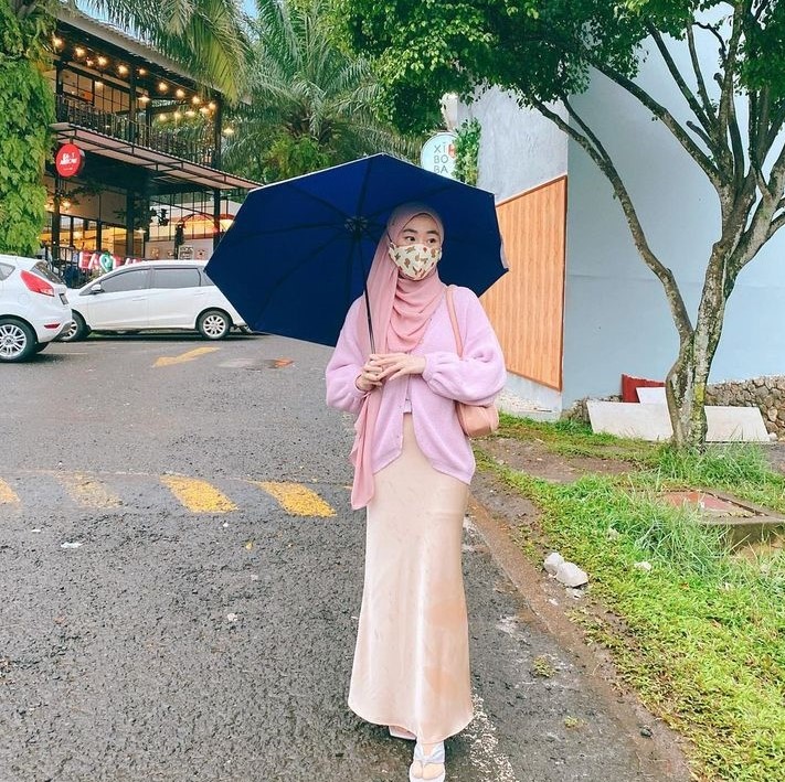 Cardigan dan rok fish tail ala Larissa Chou