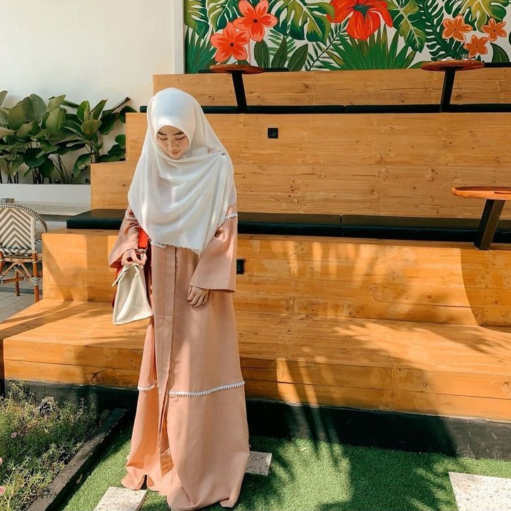 Padukan gamis dengan warna coklat Larissa Chou berikan kesan hangat 