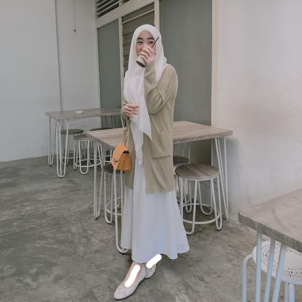 Menambahkan outer yang kontras dengan gamis dan hijab