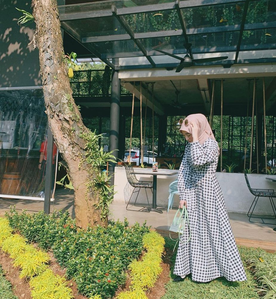 Gamis kotak-kotak hitam juga jadi pilihan Larissa Chou
