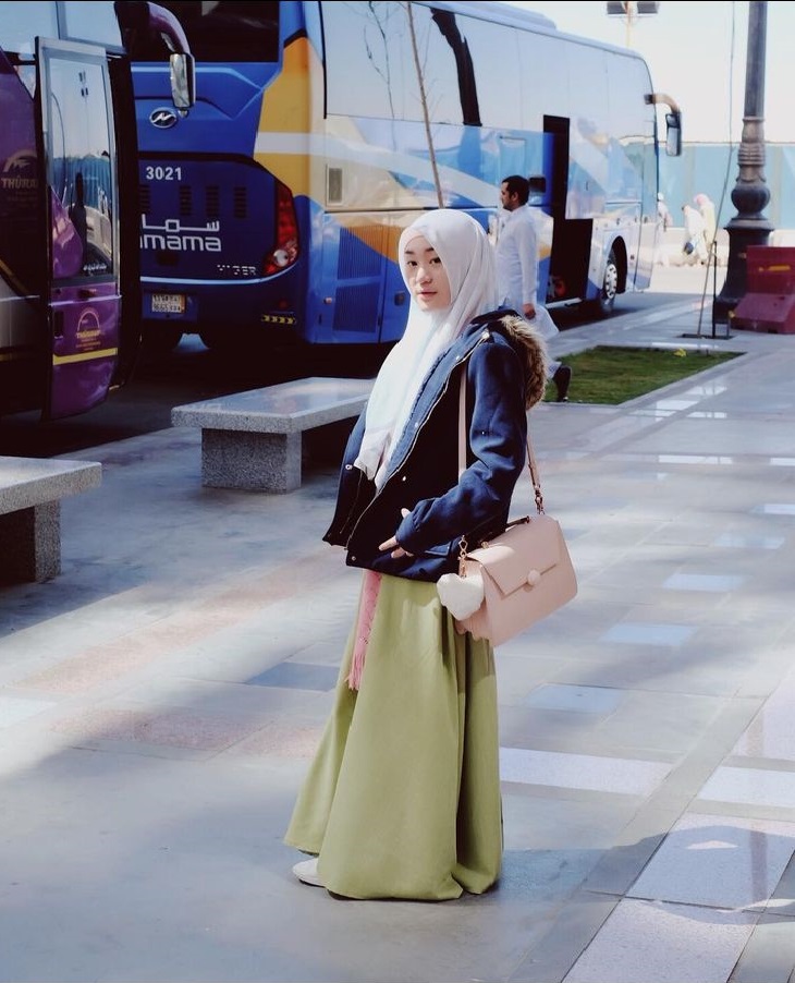 Tak melulu mengombinasi hijab dan gamis polos, Larissa Chou beri inspirasi dengan menambahkan jaket 