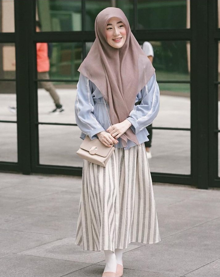 Rok bergaris dan blouse juga jadi pilihan Lissa Chou saat  hangout