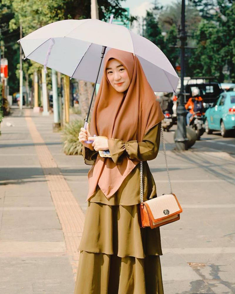 Ikuti perkembangan mode hijab, Larissa Chou kenakan gamis model umpak atau tumpuk
