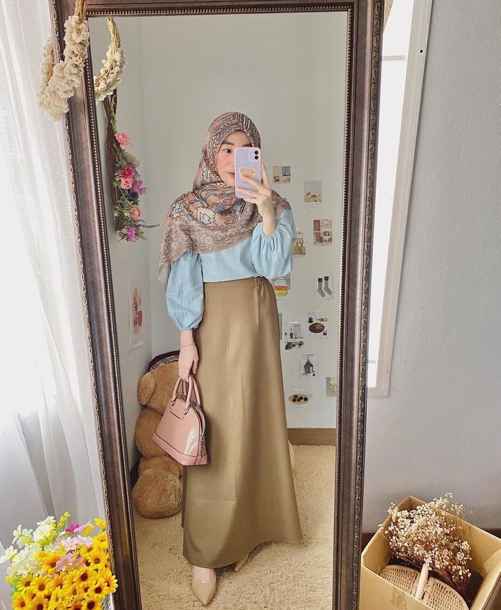 Padu padan rok, blouse, dan hijab bermotif
