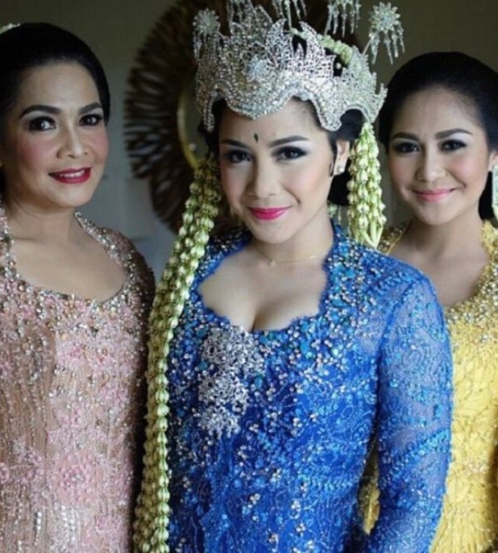 Nagita tampak anggun memakai siger sunda