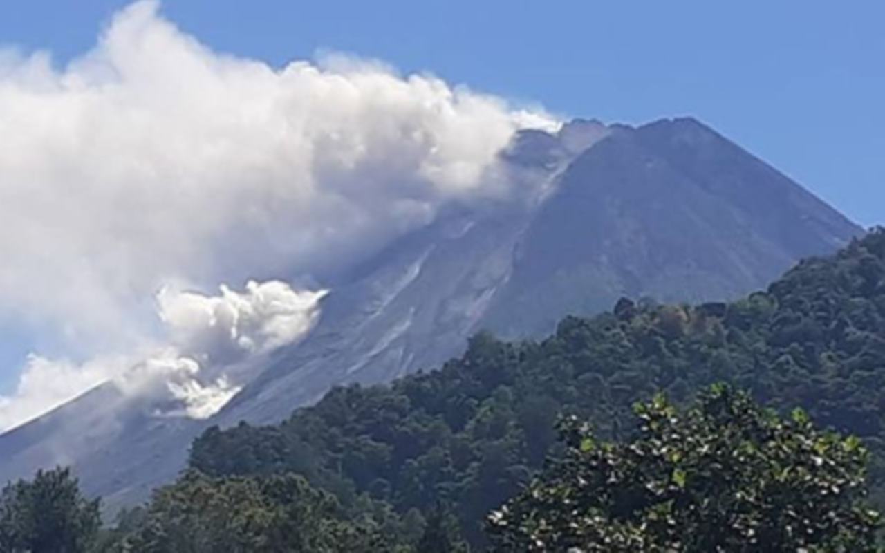 Gunung Merapi Muntahkan Awan Panas Dengan Estimasi Jarak Luncur Capai 1,6 Kilometer