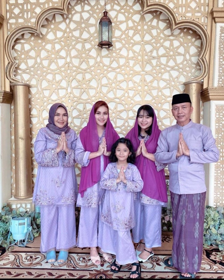 Idul Fitri tahun ini, Bilqis tampak elegan menggunakan pakaian serba ungu