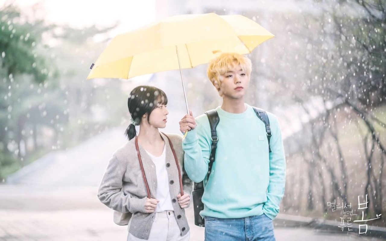 Romantisnya Park Jihoon Tarik Kang Min Ah Ke Dalam Pelukan di Teaser 'Blue Spring From A Distance'