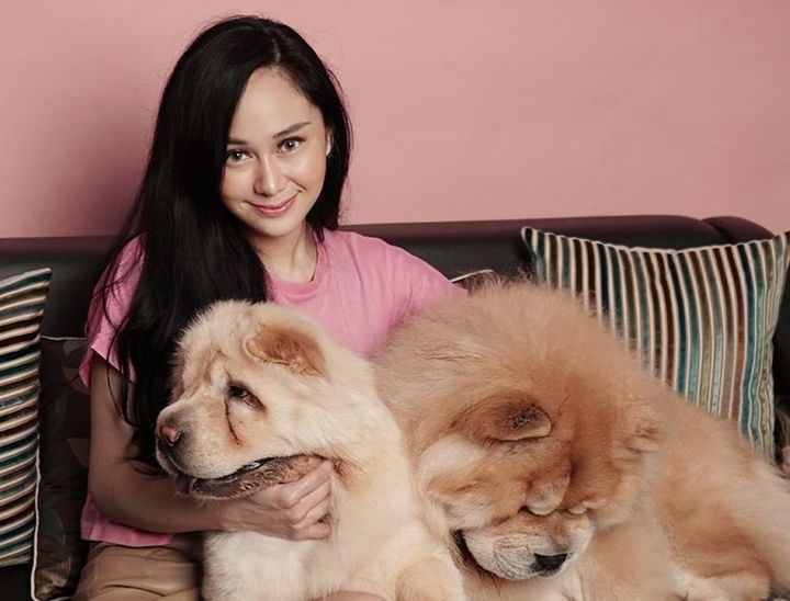 Senyum tulus Denise bersama Choco dan Chici