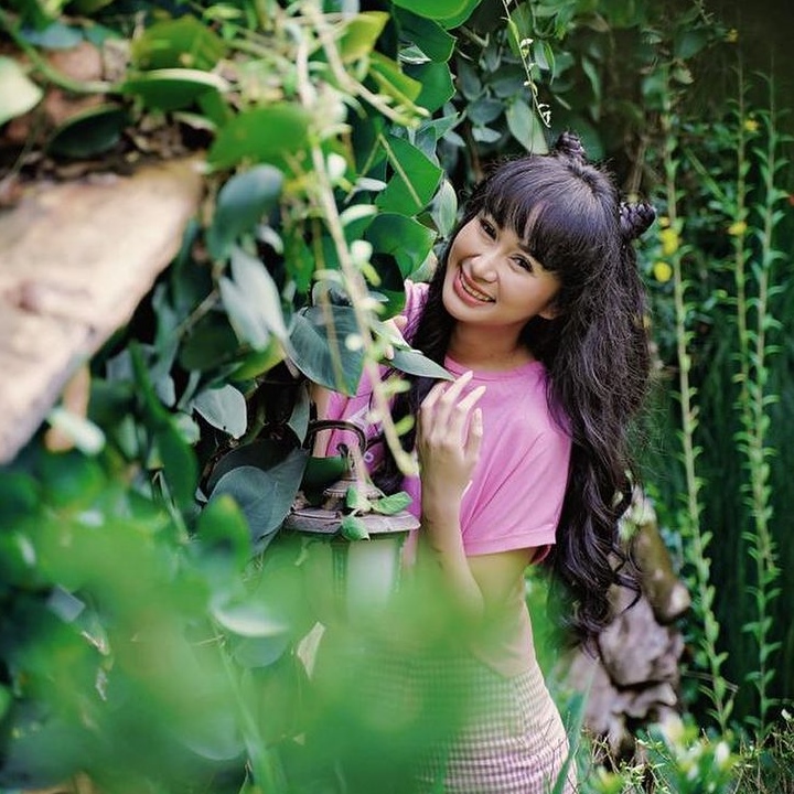 Senyum Denise ceria dan manis