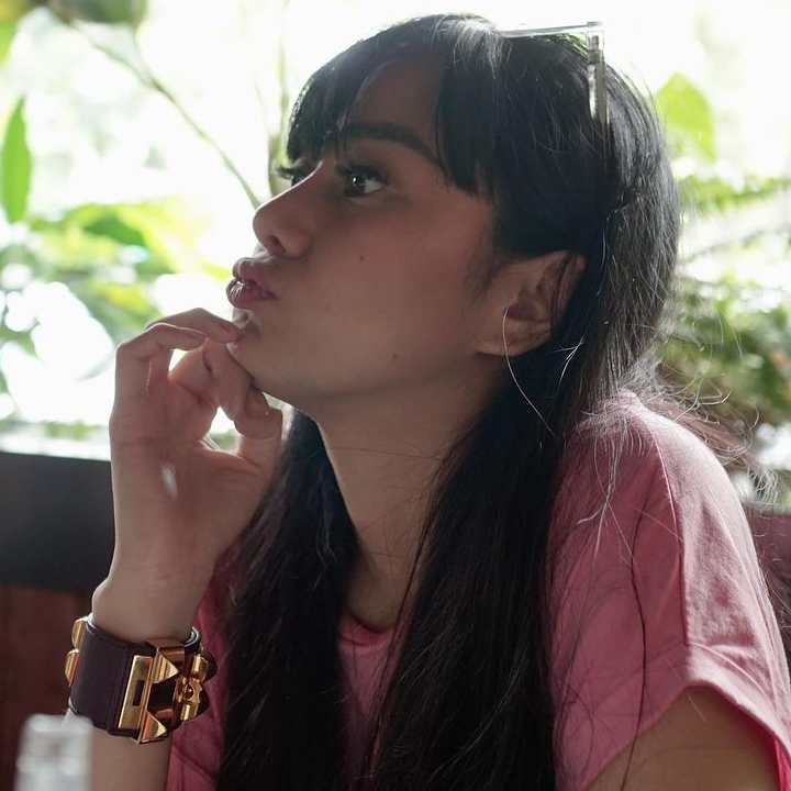 Pose manyun  ala Denise Chariesta
