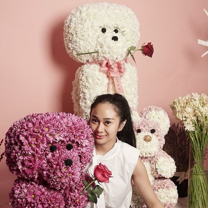 Senyum adem Denise saat dengan beruang dari rangkaian bunga