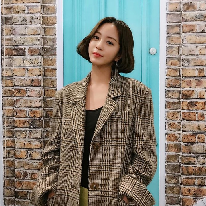 Rambut ikal mengembang ala Han Ye Seul
