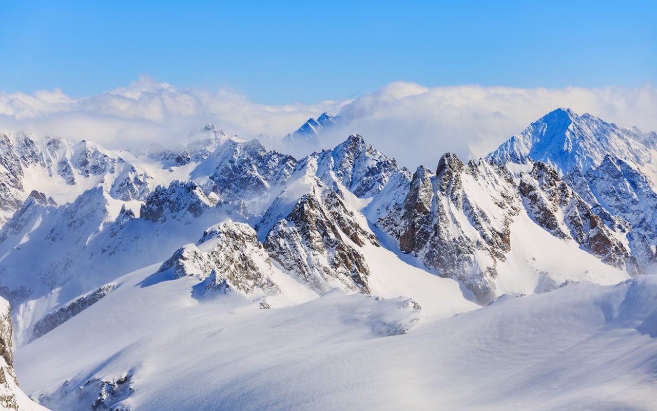 Puncak Alpen Diselimuti 'Salju Darah', Ternyata Berbahaya untuk Indonesia?