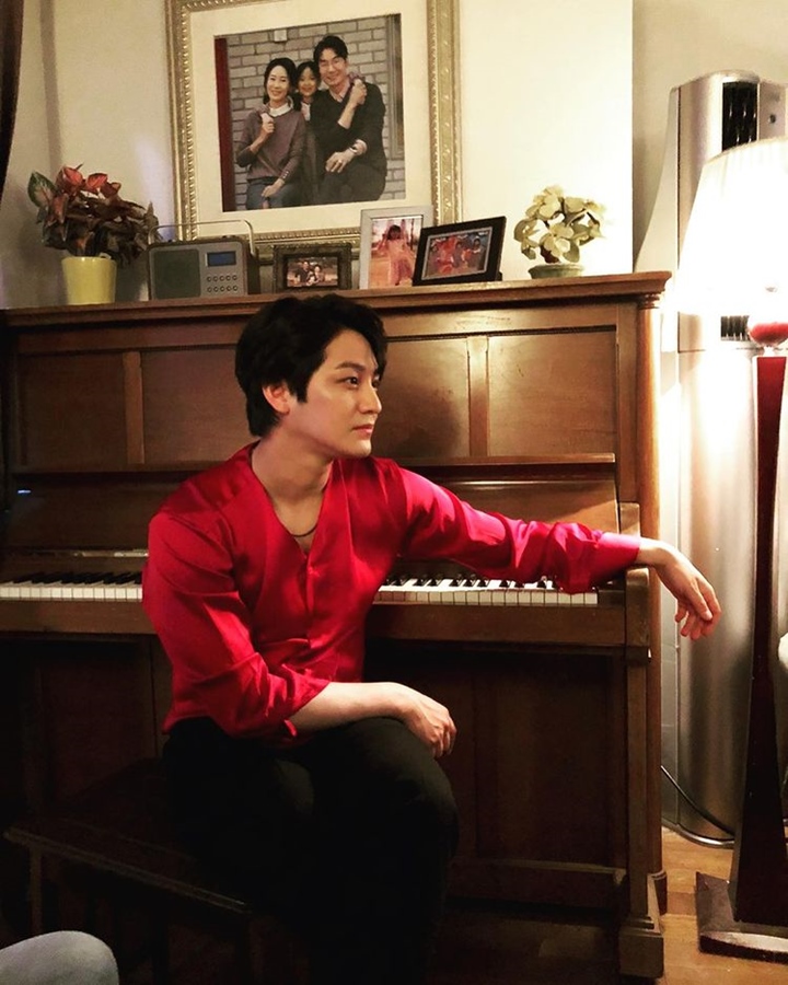 Kim Bum dalam balutan pakaian merah