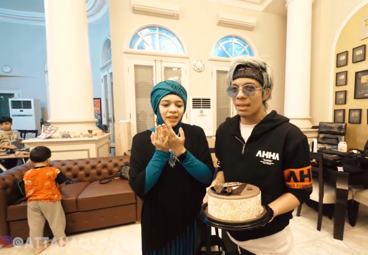 Tak lupa Atta juga merayakan ulang tahun sang ibunda