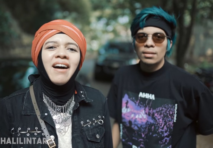 Kompak dengan pakaian serba hitam yang trendi