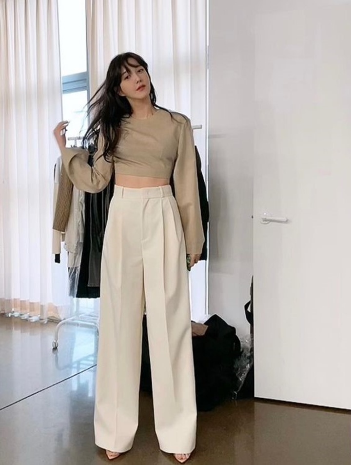 Lee Ji Ah tampil elegan dengan warna nude