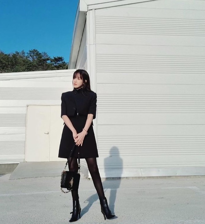 Outfit serba hitam yang memancarkan kesan klasik nan elegan